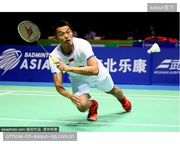 羽毛球鱼跃救球，落地尘土飞扬：激情与坚韧的运动瞬间